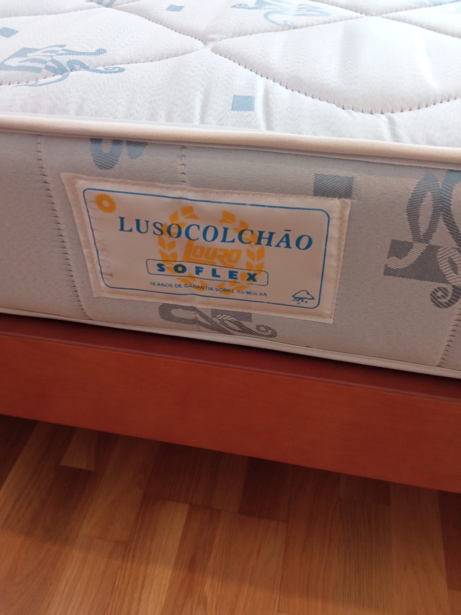 Conjunto cama corpo e meio, colchão e mesa de cabeceira