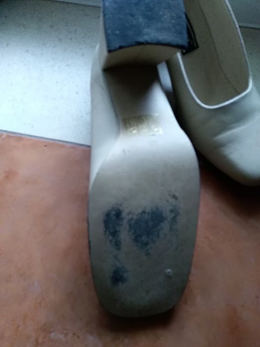 Sapatos beje em pele n. 38