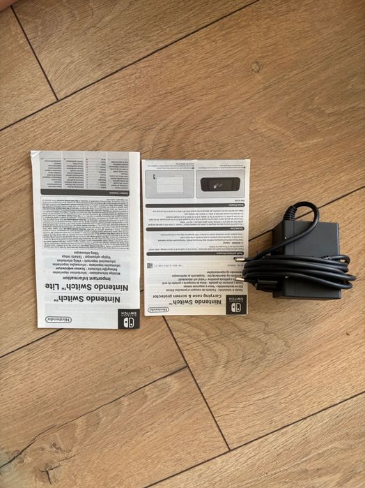 Nintendo switch lite + dwie gry + oryginalna ładowarka