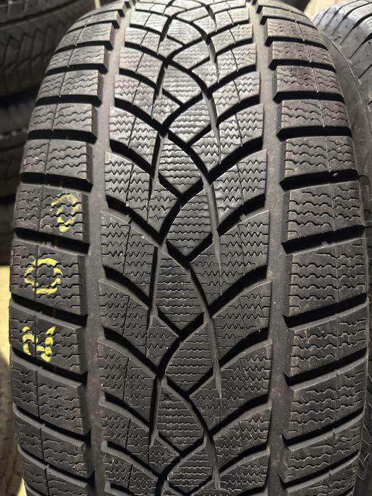 Шины б.у 235 50 R20 Goodyear UltraGrip Performance + 104T 4 шт