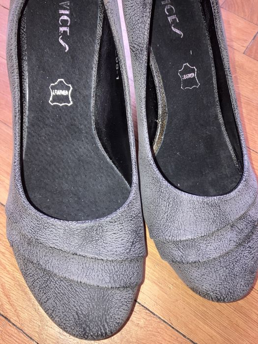 Czarne grafitowe skorzane czolenka 38 vices