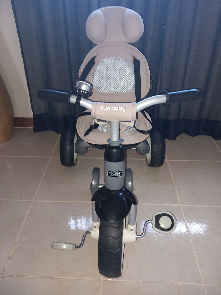 Triciclo   muito completo para passear .