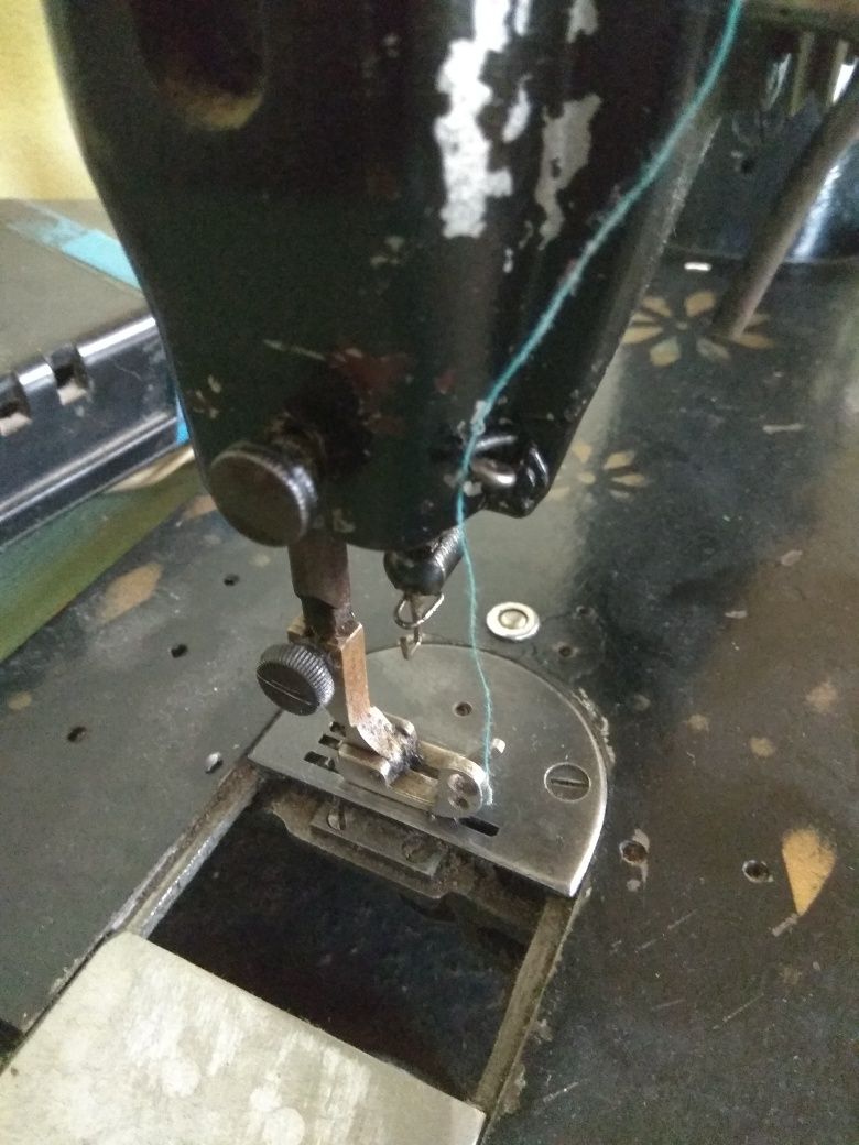 Производственная швейная машинка с оверлоком и электроприводом