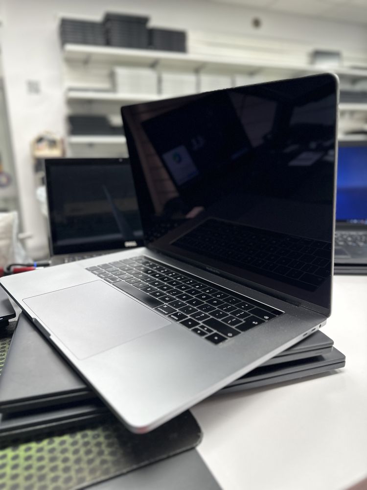 Laptop MacBook Pro 15 A1990 15,4” i7-8850H 16/512GB