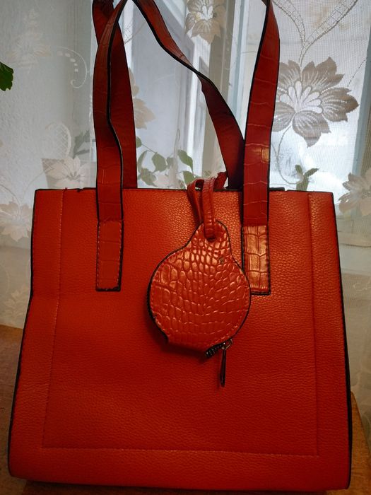 Сумка червона, середнього розміру