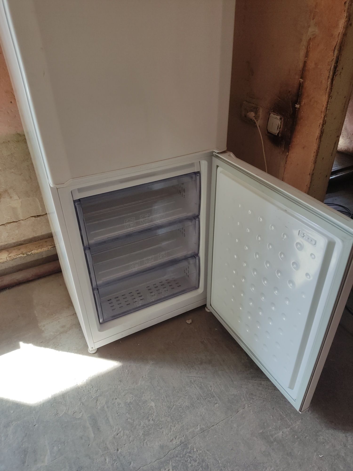 Холодильник двух камерний