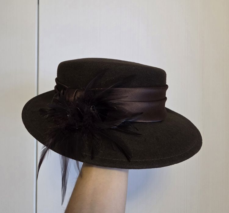 elegancki brązowy kapelusz damski z piórami