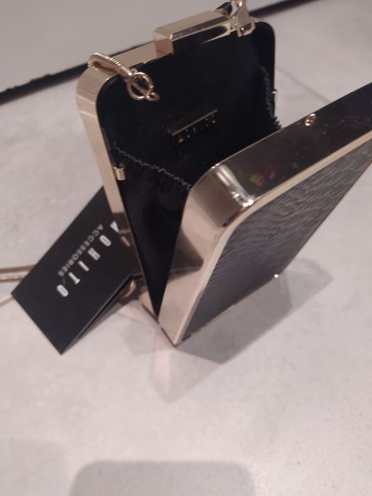 Czarna torebka MOHITO na łańcuszku