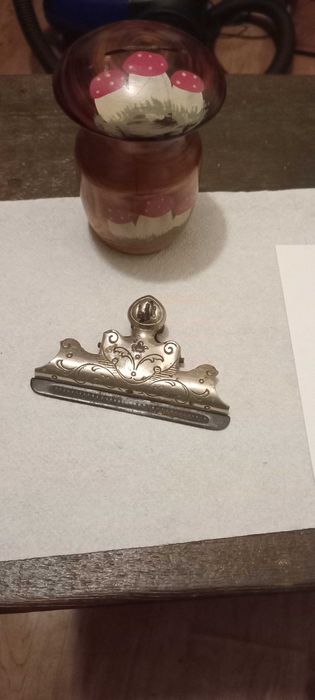 Продам старые копилку и прищепку для документов за все 300гр