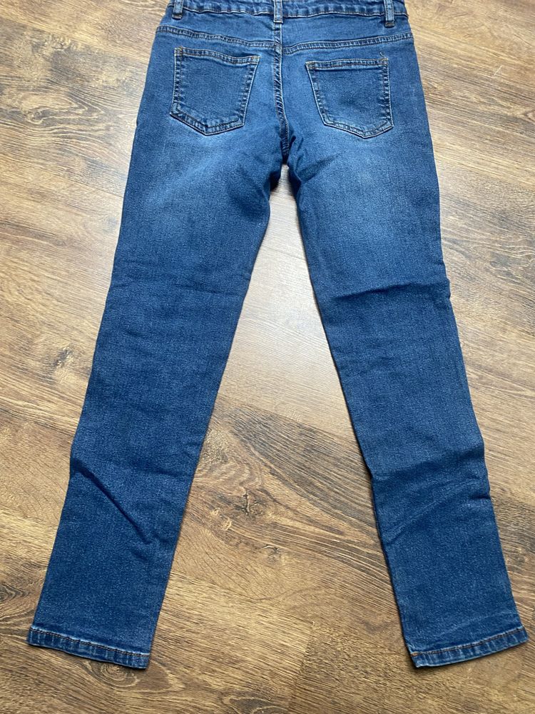 Sposnie jeansy 146
