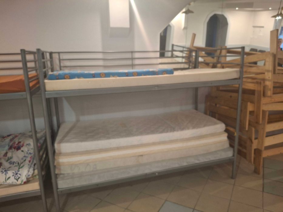 Łóżko piętrowe metalowe.