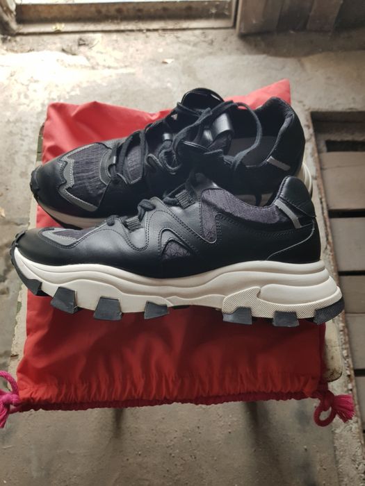 Продам итальянские кроссовки.