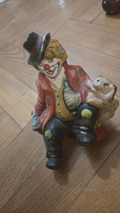 Klaun ceramiczny siedzący vintage.