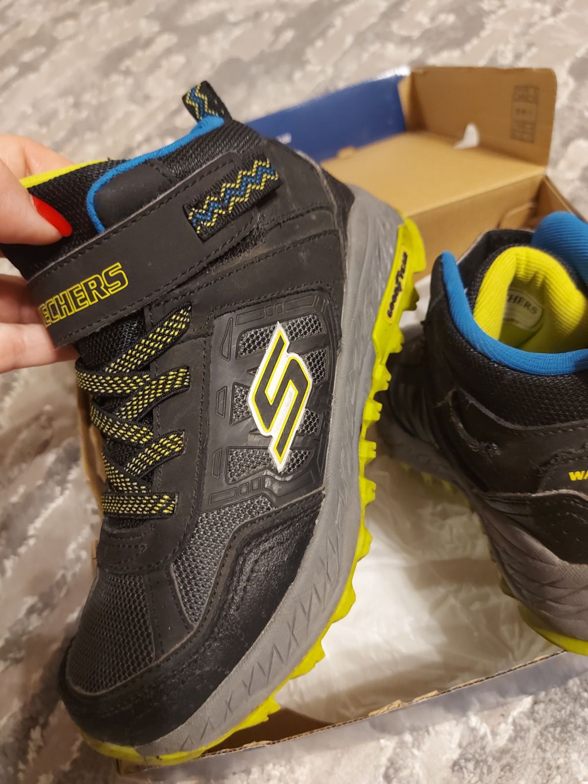 Продам зимние ботинки sketchers