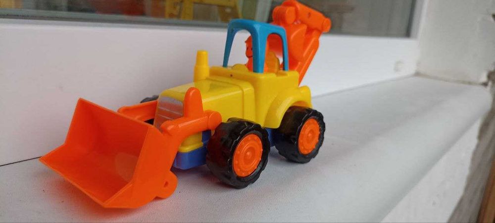 Экскаватор - бульдозер подвижные оба ковша, инерционный механизм