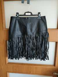 Czarna spódnica skóropodobna z frędzlami