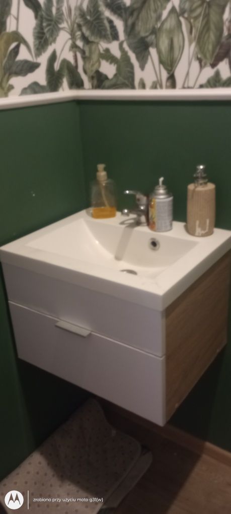 Szafka z umywalką i kranem