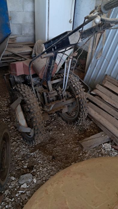 Motocultivador e atrelado