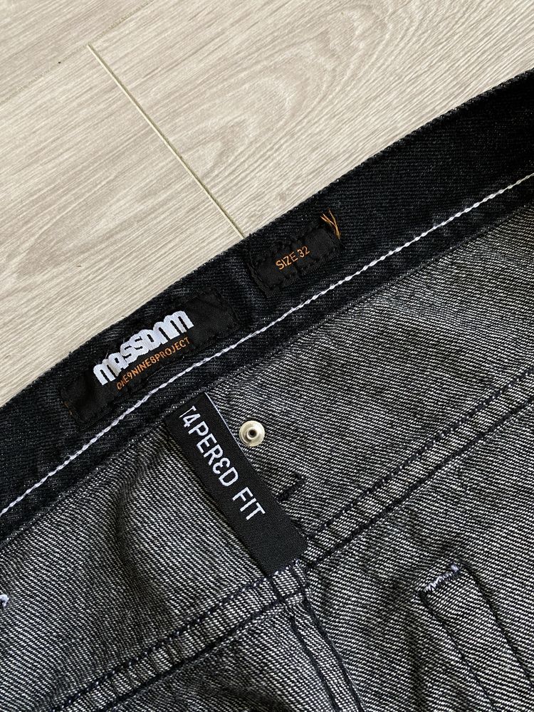 W32 L Czarne Jeansy Mass Denim Tapered Fit z Tagiem Logo Na kieszeni