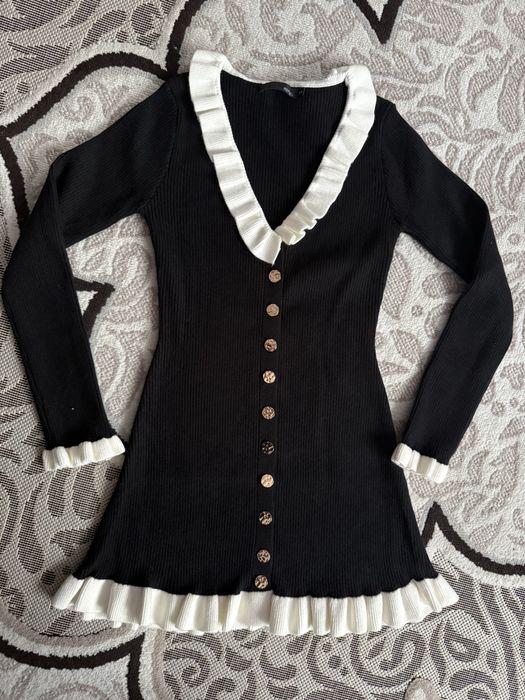 Трендова сукня чорна з гудзиками