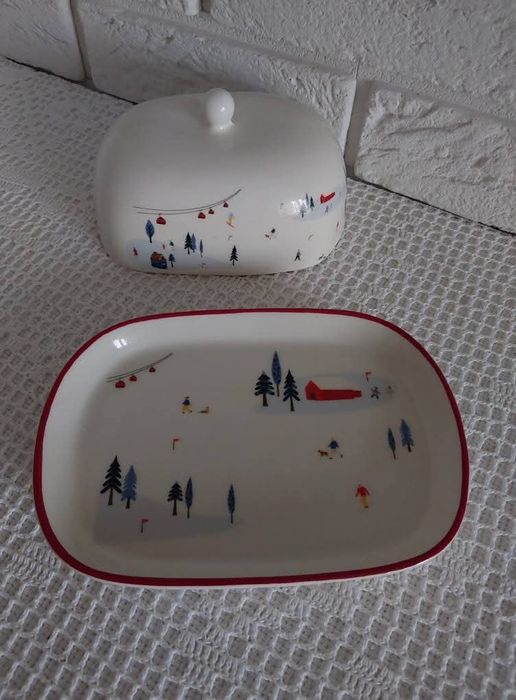 Ceramiczna maselniczka.