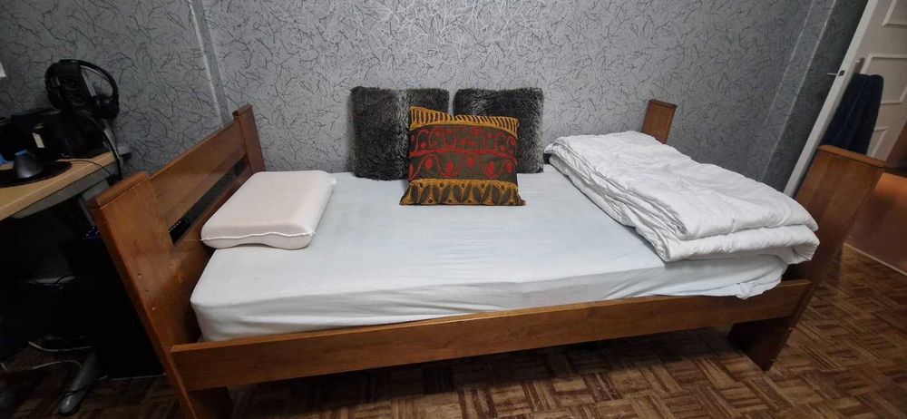 Cama individual em madeira maciça com estrado incluído