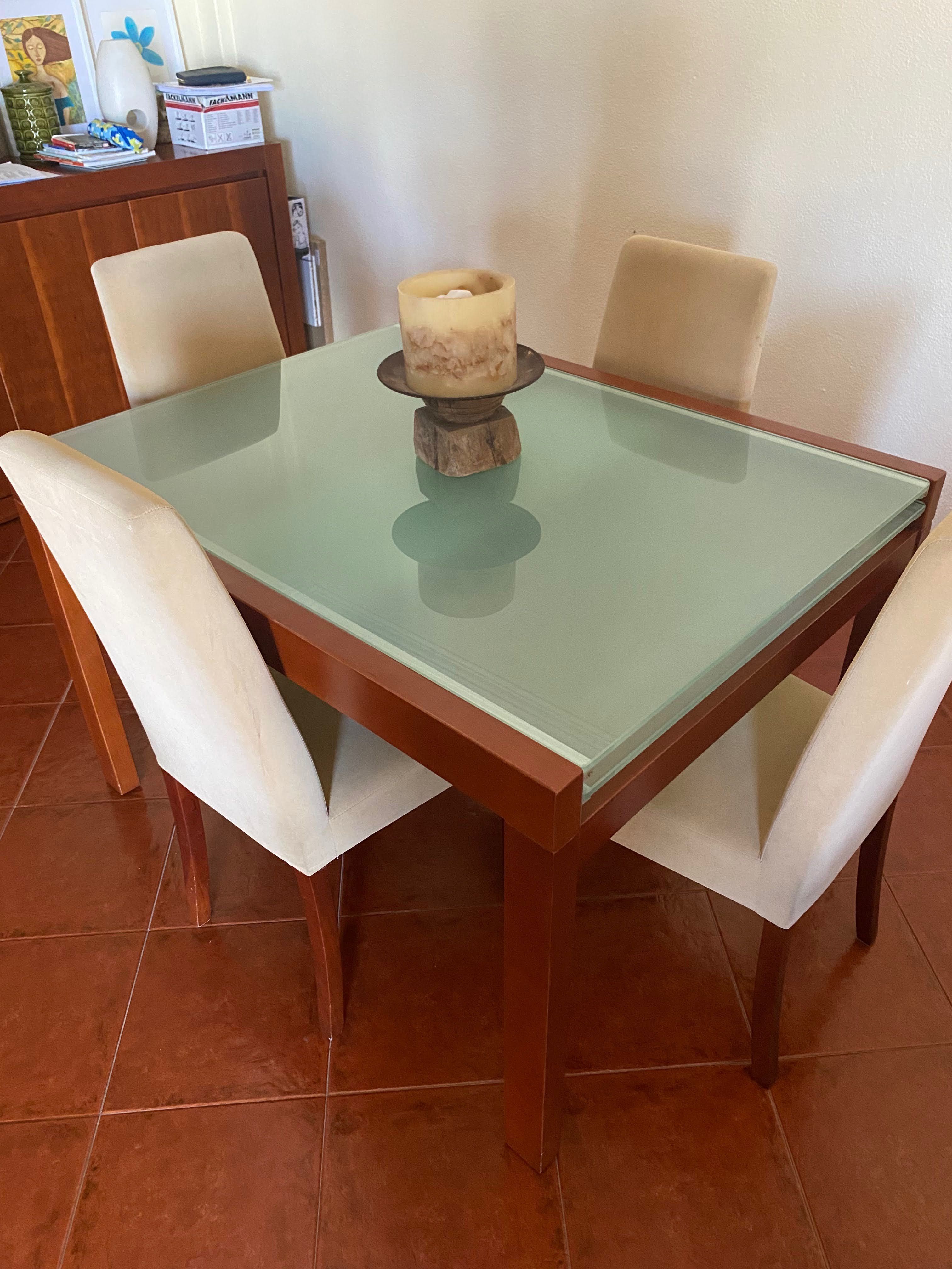 Mesa de jantar extensível mais 4 cadeiras