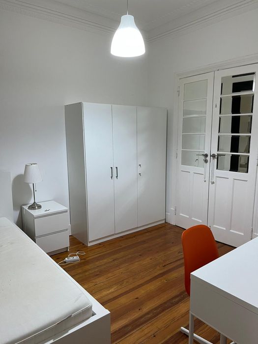 Alugo quarto à av. Roma com boa exposição solar