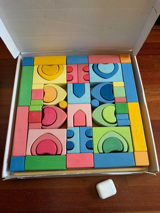 Unikalna zamkowa układanka z naturalnego drewna Montessori