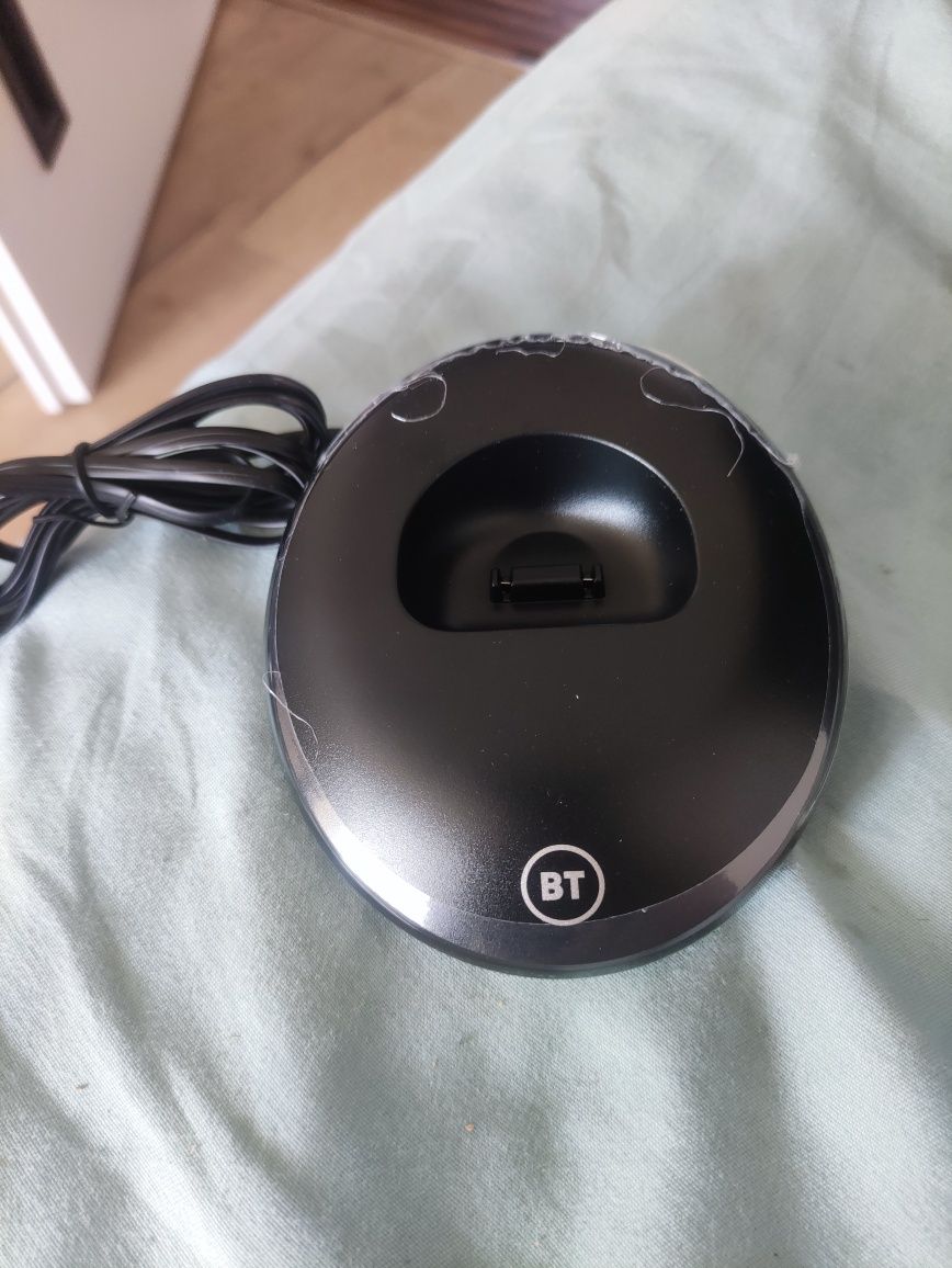 Telefon bezprzewodowy BT z podwójną słuchawką.