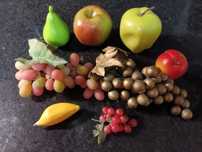 Várias Frutas em Plástico,  usadas para decoração.