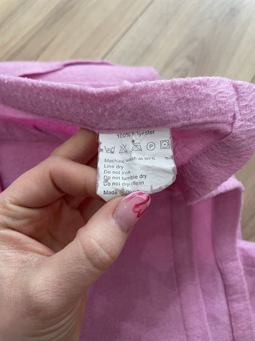 Różowy koc z rękawami i kieszeniami