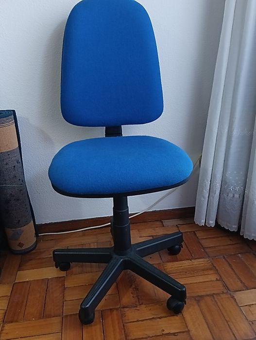 Cadeira de escritório com rodas e amortecedor