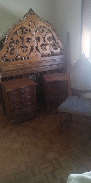 Quarto completo antigo com cama.