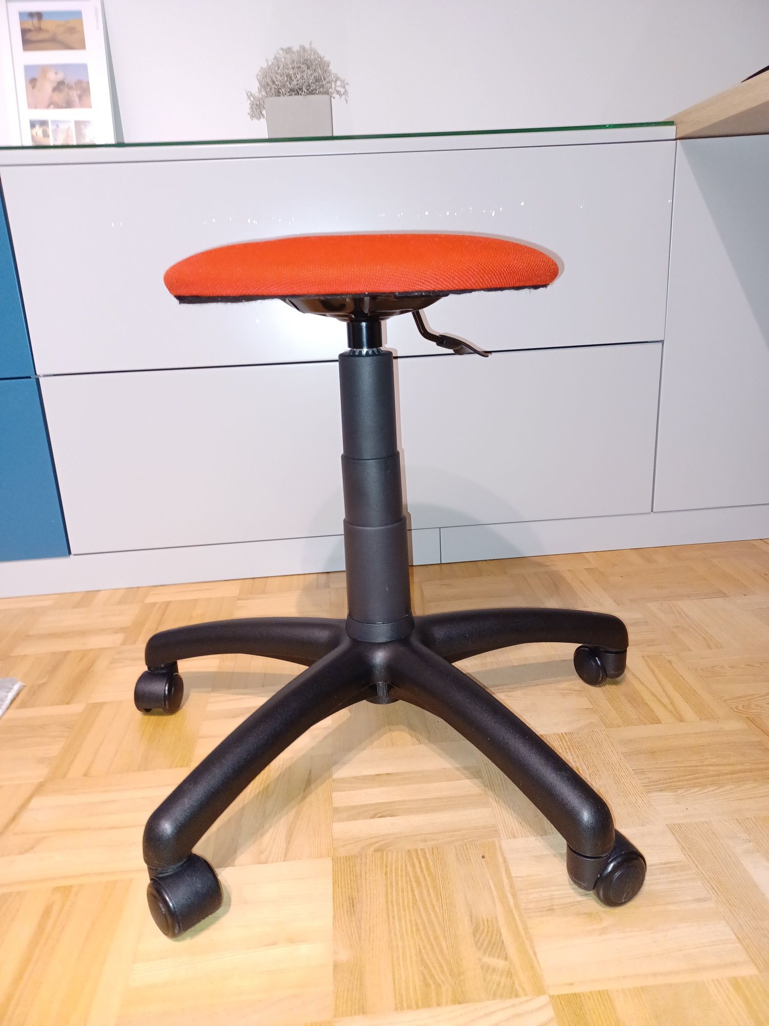 Krzesło obrotowe stołek taboret NOWY STYL czerwony