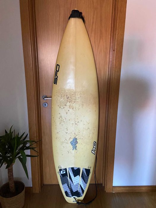 Prancha de Surf 6'0 31,5L + 3 Quilhas +  Leash + 2 Ceras