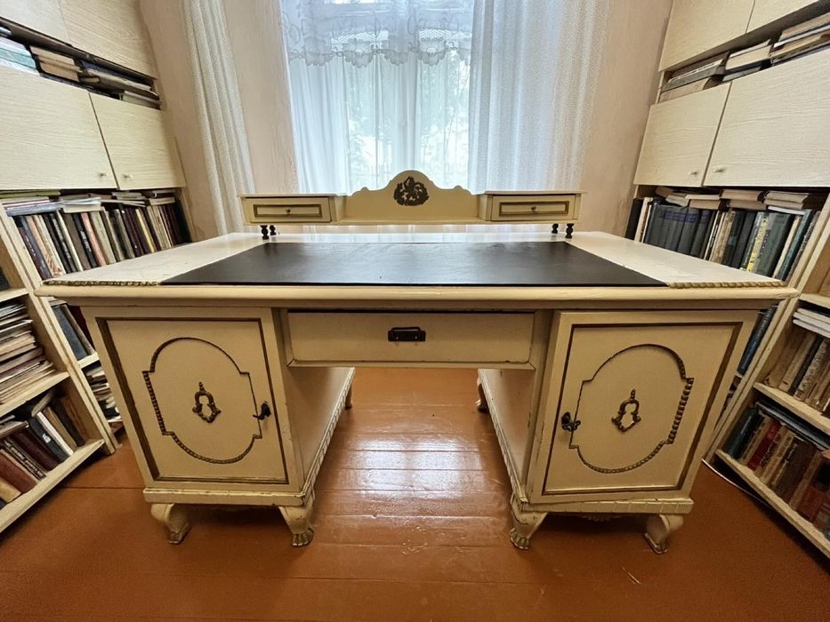 Антикварний дерев‘яний стіл