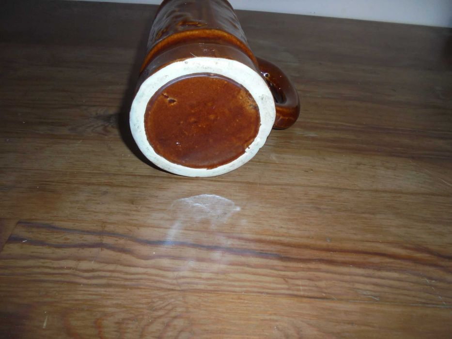 gliniany kufel ładnie zdobiony w motywy górnicze