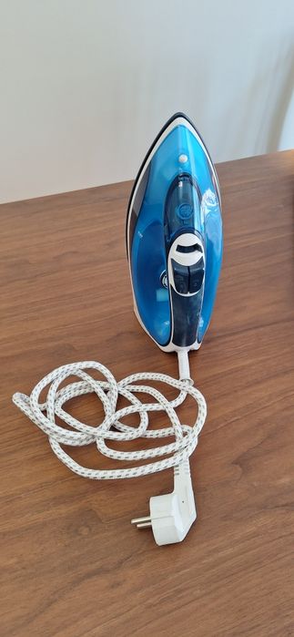 Ferro a vapor Tristar + tábua de engomar de mesa Ikea