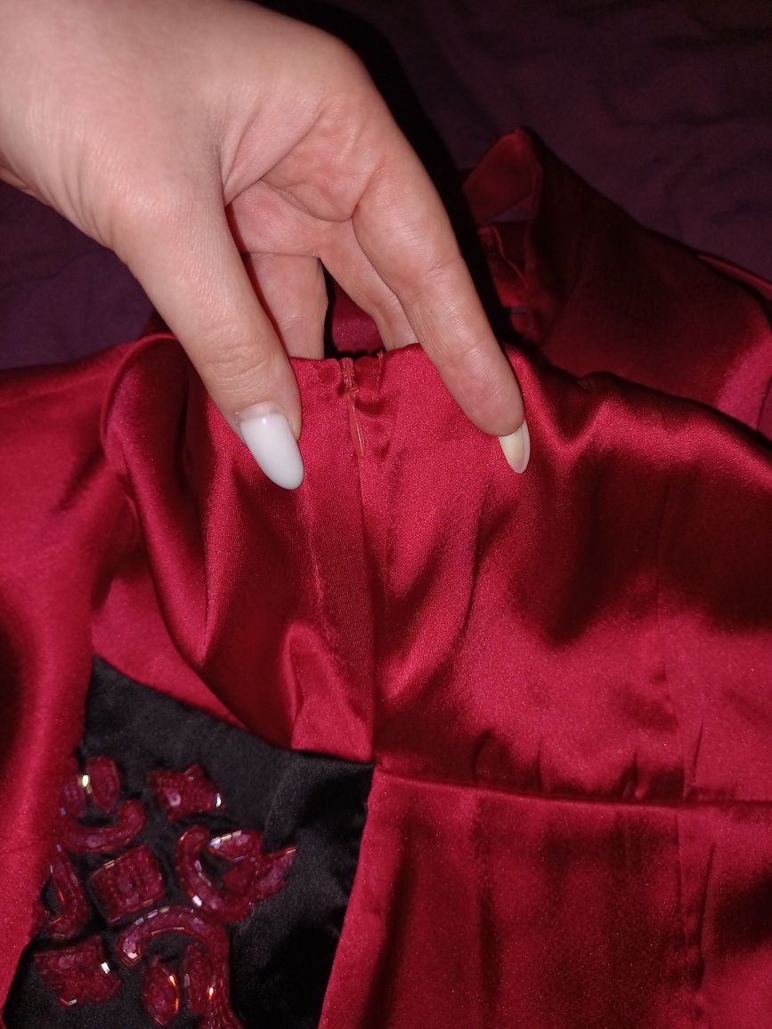 Атласное коктейльное платье малинового цвета с бисерной вышивкой