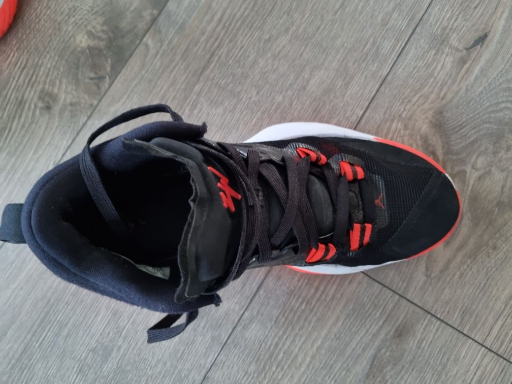 Sprzedam buty Jordan Zion 1 rozmiar 40