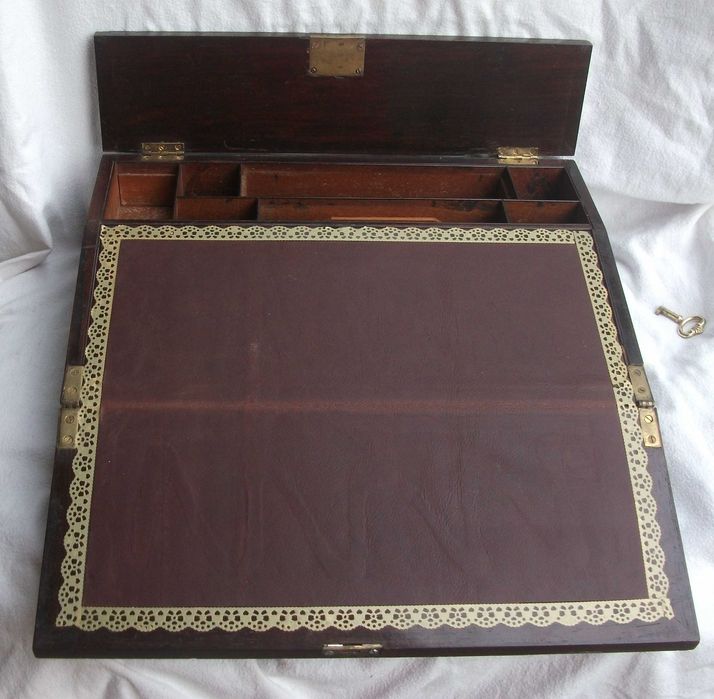 Escrivaninha portátil em pau rosa e madrepérola. Caixa de escrita.