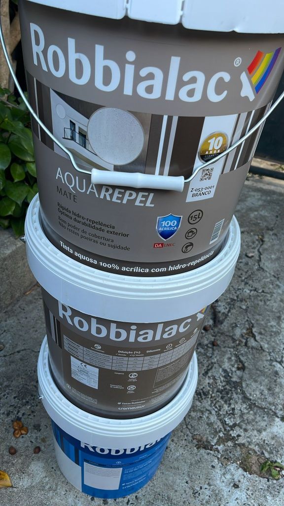 Vendo 3 latas tinta branca exterior 15L 40 euros cada