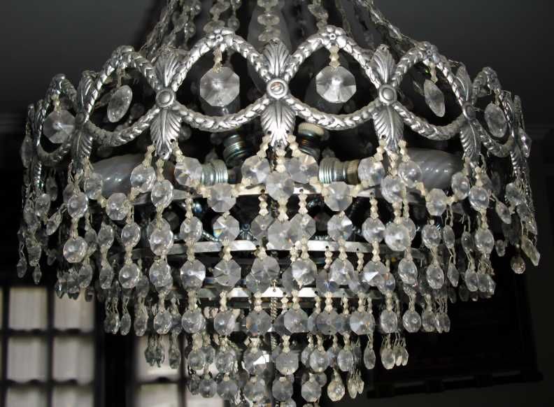 Candeeiro de tecto em cristal.