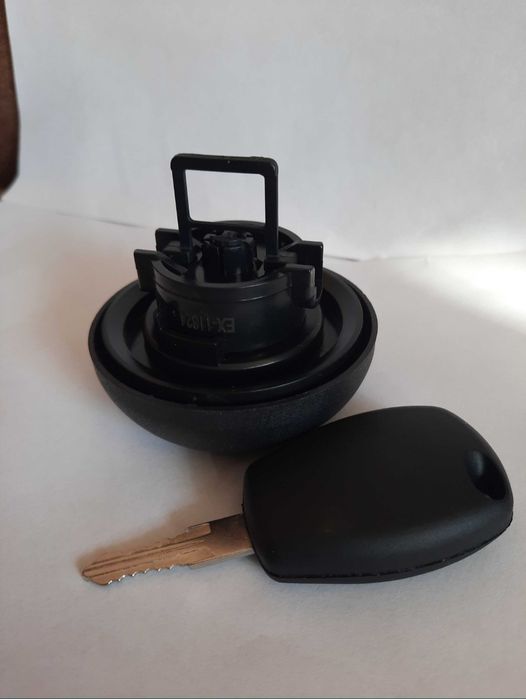 Крышка топливного бака(бензобака)Рено Сандеро, Трафик, Логан, Дача.