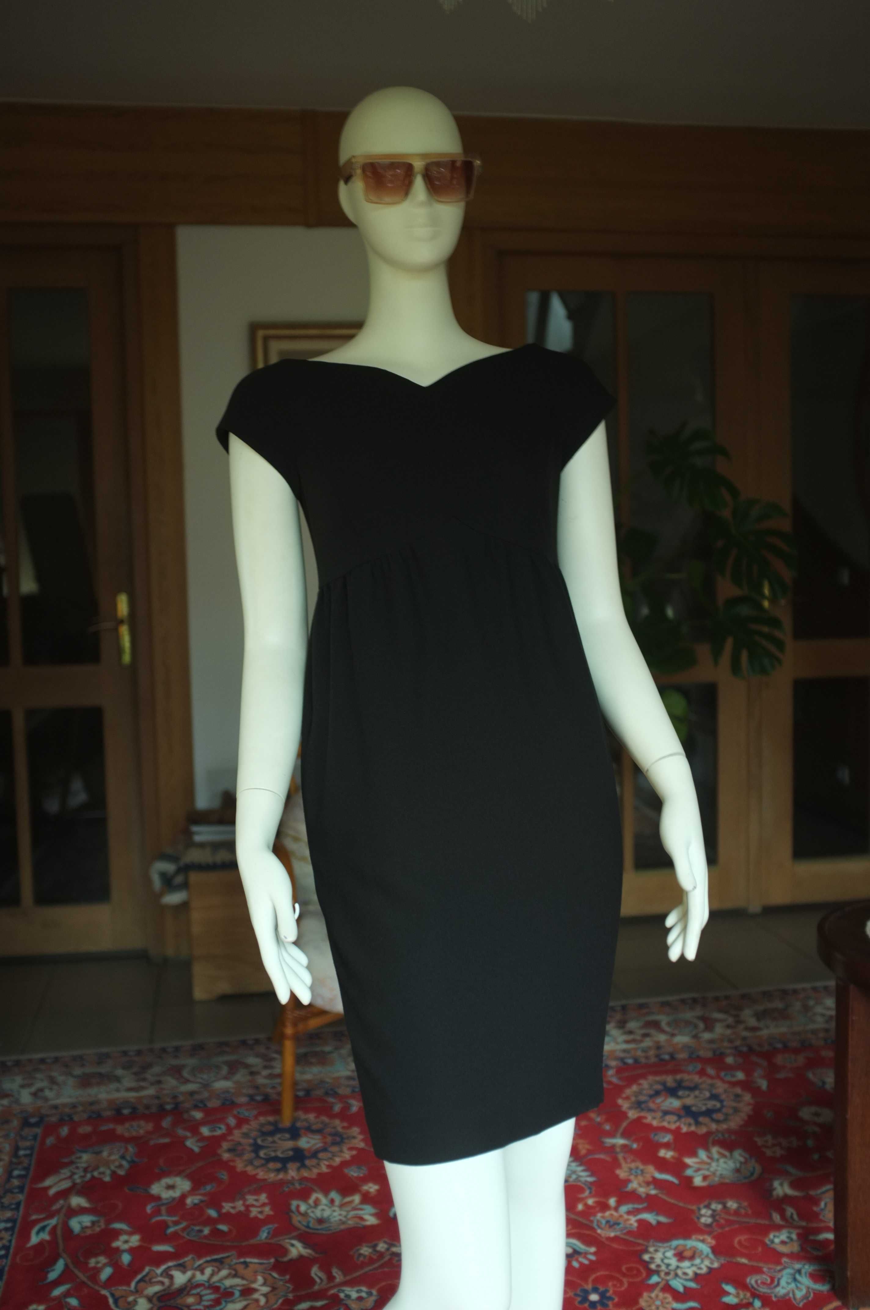mała czarna wizytowa ołówkowa sukienka retro Bialcon dekolt serce karo
