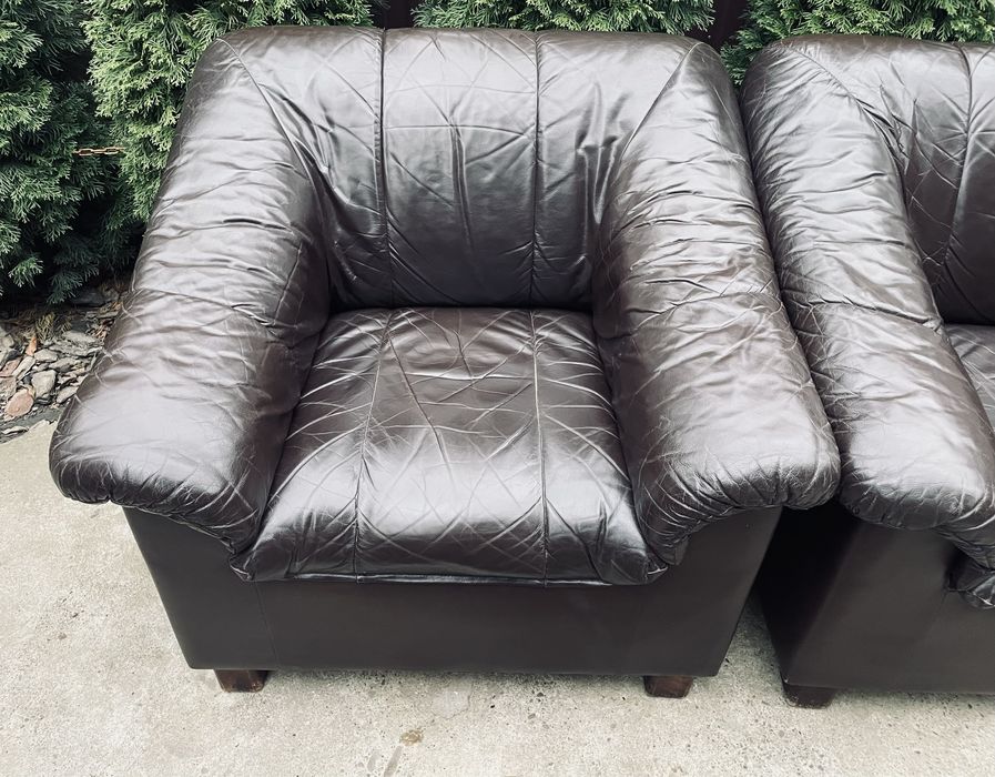 Пара шкіряних крісел