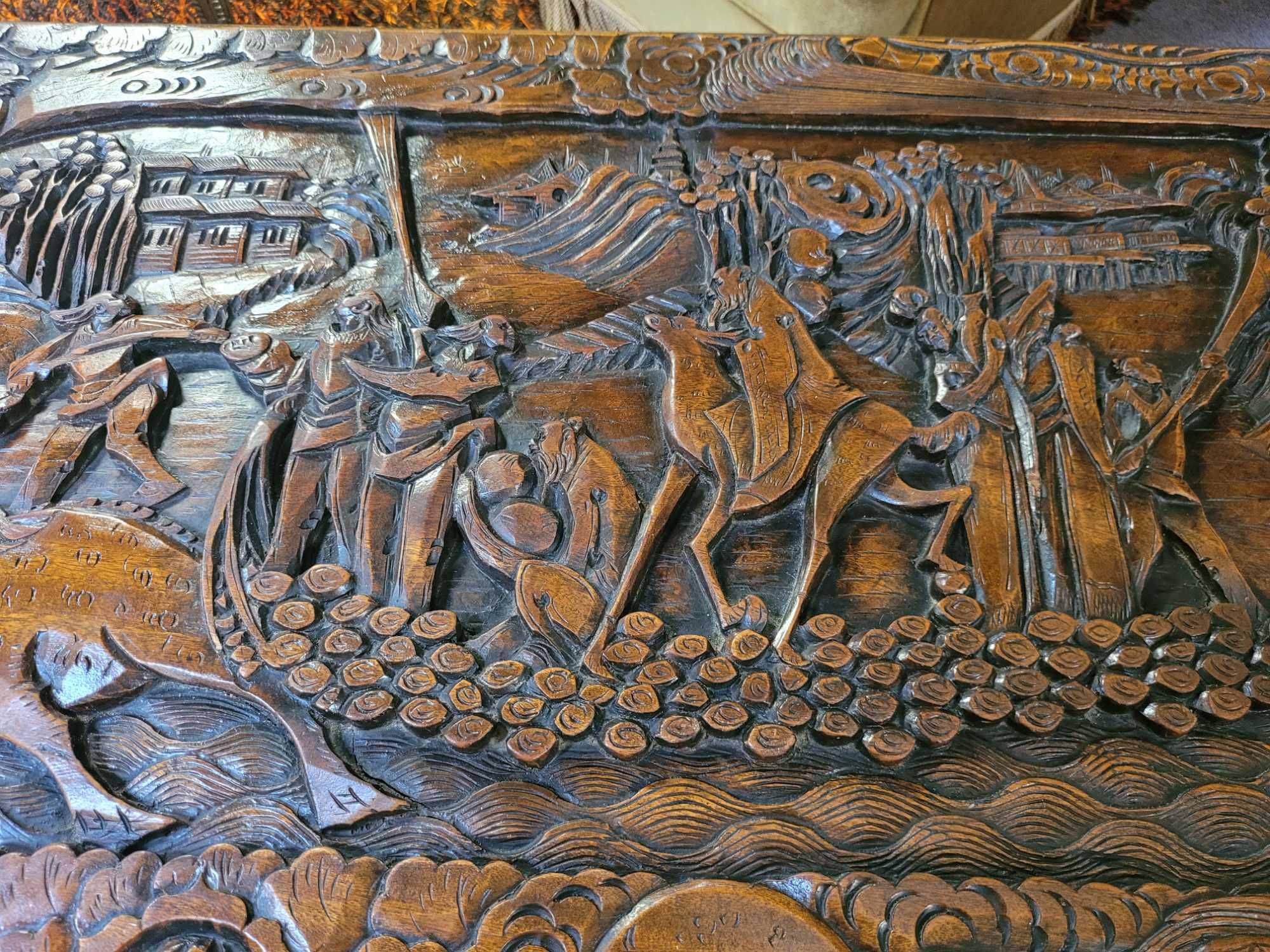 Arca / Baú antigo em madeira de cânfora trabalhada - óptimo estado
