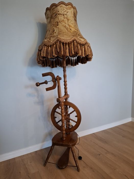 Stara zabytkowa lampa na kolowrotku