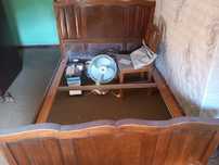 Cama de casal em madeira.